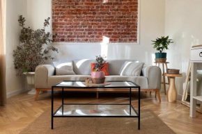 beautiful 2BR and 2toilet balcony apt near Hilton hotel #4